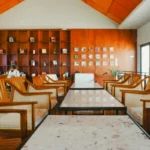 Interior warung kopi di Indonesia dengan meja dan kursi kayu bergaya modern dan vintage